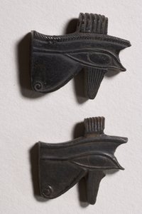 To wedjat øyeamuletter (obsidian)