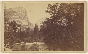 Speilsjøen. Yo-Semite-dalen. Mariposa fylke. av Lawrence and Houseworth