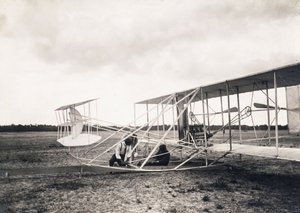 Leon Bollee arbeider på Wright-brødrenes fly, ca. 1909 av Leon Bollee