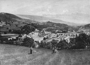 Llangollen og Crow Castle, c1896 av Lettsome and Sons