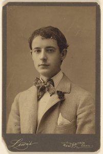Walter Thomas [ung mann i sløyfe og nellik i jakkeslaget] av Lewis