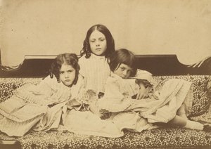 Edith, Ina og Alice Liddell på en sofa, sommeren 1858.