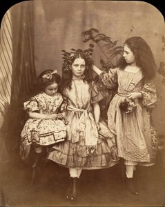 Flora Rankin, Irene MacDonald og Mary Josephine MacDonald på Elm Lodge, juli 1863. av Lewis Carroll