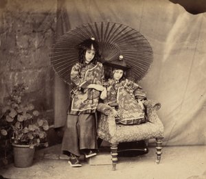 Lorina og Alice Liddell i kinesisk kjole, 1860.