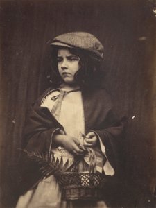 Ung jente holder en kurv av Lewis Carroll