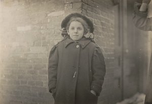 Mery Horn, en pukkelryggstilstand forverret av den tunge lasset med papirer hun bar. Hartford, Connecticut, mars 1909