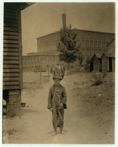 12 år gamle Eddie Norton, tjener omtrent 40 cent per dag som feier ved Saxon Mill, Spartanburg, North Carolina, 1912 av Lewis Wickes Hine