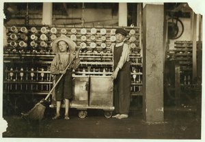 12 år gamle doffer Ronald Webb og 7 år gamle Frank Robinson, sønn av cardroom-sjefen, som feier og fjerner (rydder hele spoler) ved Roanoke Cotton Mills, Virginia, 1911 av Lewis Wickes Hine