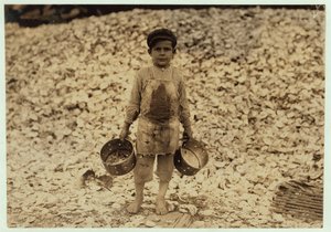 5 år gamle migrant rekeplukker Manuel foran en haug med østersskjell, jobber i et andre år i Dunbar, Lopez, Dukate Company, Biloxi, Mississippi, 1911 av Lewis Wickes Hine