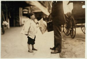 6 år gamle avisgutten Hyman selger aviser til kl. i Lawrence, Massachusetts, 1911 av Lewis Wickes Hine