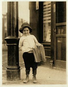 6 år gammel avisgutt, kjent som Little Fattie og bare 3 fot 4 ins høy, har jobbet i et år i St. Louis, Missouri, 1910