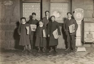 Kl. 20.30. Gruppe av avisgutter som selger ved stasjonen, Hartford, Connecticut. Den minste gutten er 11 år gammel. av Lewis Wickes Hine