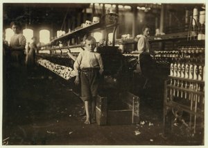 8 år gamle Leo, bare 4 fot høy, plukker opp spoler for 15 cent om dagen ved Elk Cotton Mills, Fayetteville, Tennessee, 1910 av Lewis Wickes Hine