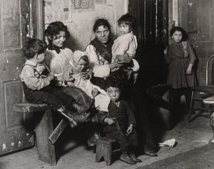 Et italiensk hjem nær Hull House, Chicago, 1910 av Lewis Wickes Hine