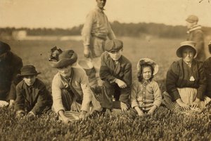 Annette Roy sies å være 7 og Napoleon Ruel sies å være 9 og plukket tyttebær ved Smart