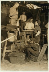 Blower and mold boy ved Seneca Glass Works, Morgantown, West Virginia, 1908 av Lewis Wickes Hine