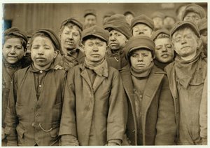 Breaker-gutter (som sorterer kull for hånd) ved Hughestown Borough Coal Co. Pittston, Pennsylvania, 1911 av Lewis Wickes Hine
