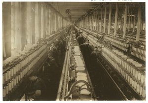 Barn som jobber i spinningrommet ved Cornell Mill, Fall River, Massachusetts, 1912 av Lewis Wickes Hine