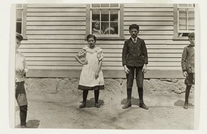 Edward St. Germain og hans søster Delia, Phoenix, Rhode Island, april 1909 av Lewis Wickes Hine