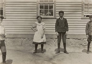 Edward St. Germain og hans søster Delia, møllearbeidere, Phoenix, Rhode Island, april 1909, 3379. av Lewis Wickes Hine