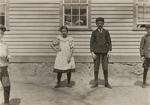 Edward St. Germain og søsteren Delia, møllearbeidere, Phoenix, Rhode Island, april 1909 av Lewis Wickes Hine