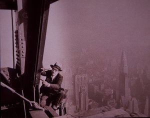 Empire State Building under bygging, viser en inspektør som sjekker arbeid av Lewis Wickes Hine