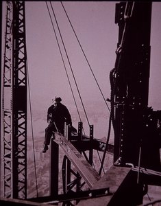 Empire State Building under bygging, viser bolter med skiftenøkkel av Lewis Wickes Hine