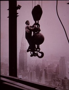Empire State Building under bygging, viser medlem av boretårn-mannskapet av Lewis Wickes Hine
