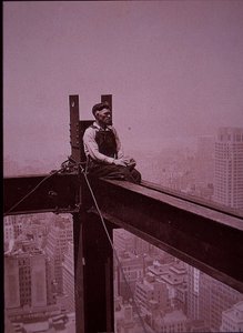 Empire State Building under bygging, viser en arbeider som tar en pause