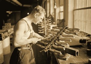 Fabrikkarbeider ved Paragon Rubber Company, Massachusetts. 1936 av Lewis Wickes Hine