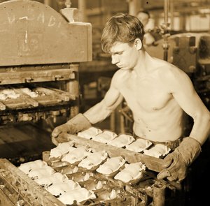 Fabrikkarbeider ved Paragon Rubber Company, Massachusetts. 1936 av Lewis Wickes Hine