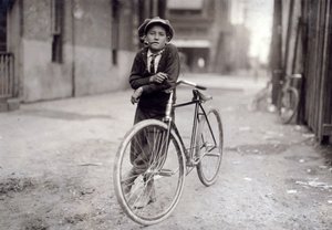 Femten år gammel messenger-gutt som jobber for Mackay Telegraph Company, Waco, Texas, 1913 av Lewis Wickes Hine