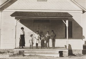 Fem elever til stede ved skole nr. 6, distrikt 3, Fort Michigan, Colorado, 1915 av Lewis Wickes Hine