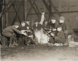 Gang of Newsboys klokken 22:00, 1910 av Lewis Wickes Hine