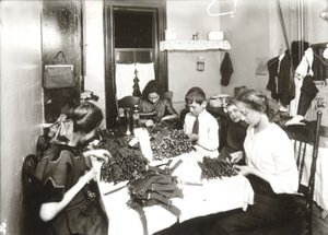 Hjemmearbeid (fremstilling av strømpebånd) av Lewis Wickes Hine