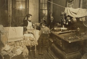 Jimmie Chinquanana kategori "under klasse", hjemme i New York bak familiebutikken, 1913 av Lewis Wickes Hine