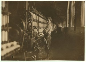 John Dempsey, 11 eller 12 år gammel, lørdagsarbeider i muldyrspinnrommet ved Jackson Mill, Fiskeville, Rhode Island, 1909 av Lewis Wickes Hine