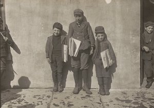 John Pento, 14 år, Daniel og Angelo Pento, 7 år, selger aviser..., 3348. av Lewis Wickes Hine