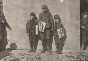 John Pento, 14 år, Daniel og Angelo Pento, 7 år, selger aviser, Hartford, Connecticut av Lewis Wickes Hine