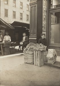 Lena Lochiavo - 11 år gammel, kurv- og kringleselger, på Sixth Street Market foran salongen av Lewis Wickes Hine