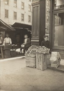 Lena Lochiavo, 11 år gammel, kurv- og kringleselger, på Sixth Street-markedet foran salongens inngang, Cincinnati, Ohio, august 1908 (gelatinsølvtrykk)