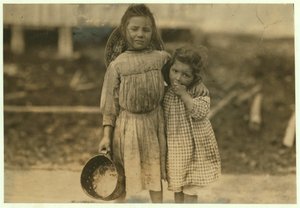 Maud og Grade Daly, 5 og 3 år gamle plukker omtrent en pott med reker hver dag for Peerless Oyster Company, Bay St. Louis, Mississippi, 1911 av Lewis Wickes Hine