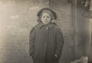 Mery Horn, en pukkelryggstilstand forverret av den tunge lasten med papirer hun bar..., mars 1909. av Lewis Wickes Hine