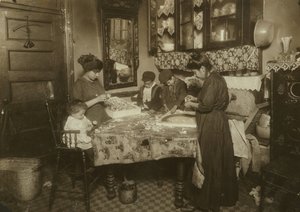 Fru Mette og barna hennes (Josephine 13, Nicholas 6 og Johnnie 8 tjener til sammen bare 40-50 cent om dagen) lager blomster i en skitten leiegård i New York, 1911 av Lewis Wickes Hine