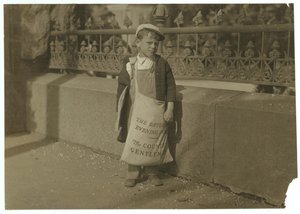Newsboy Freddie Kafer, 5 eller 6 år gammel, selger Saturday Evening Posts ved inngangen til State Capitol, Sacramento, California, 1915 av Lewis Wickes Hine
