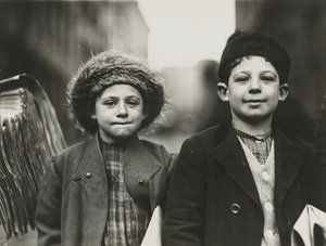 Newsies, Newark, New Jersey, desember 1909 (gelatinsølvtrykk) av Lewis Wickes Hine