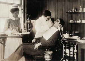 Pasient som har tannlegearbeid av Lewis Wickes Hine