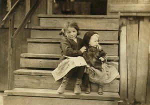 Portrett av ung jente som tar vare på babysøster mens resten av familien jobber på Local Cannery, Bayou La Batre, Alabama, USA, ca. 1911