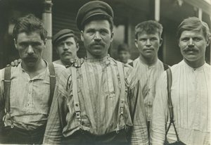 Stålarbeidere ved Russian Boarding House, Homestead, Pennsylvania, 1907-8 (gelatinsølvtrykk) av Lewis Wickes Hine