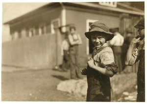 Ti år gamle Charlie Foster, ute av stand til å lese, med fast jobb i Merrimack Mills, Huntsville, Alabama, 1913 av Lewis Wickes Hine